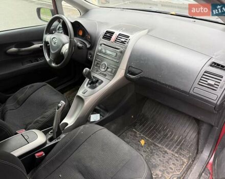 Красный Тойота Аурис, объемом двигателя 1.6 л и пробегом 200 тыс. км за 4500 $, фото 42 на Automoto.ua