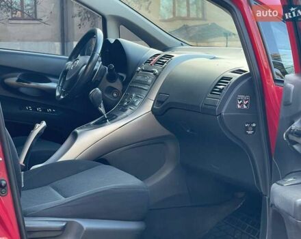 Красный Тойота Аурис, объемом двигателя 1.6 л и пробегом 402 тыс. км за 6499 $, фото 11 на Automoto.ua