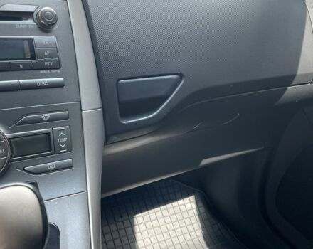 Красный Тойота Аурис, объемом двигателя 0 л и пробегом 65 тыс. км за 8000 $, фото 3 на Automoto.ua