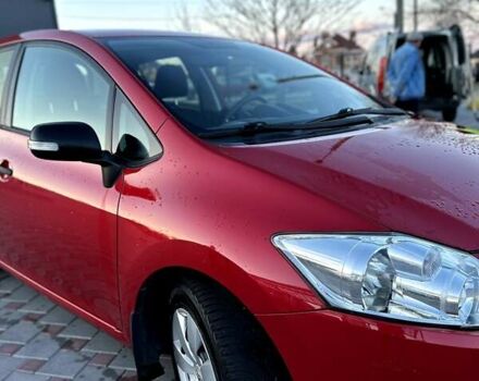 Красный Тойота Аурис, объемом двигателя 1.6 л и пробегом 111 тыс. км за 10300 $, фото 3 на Automoto.ua