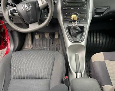 Красный Тойота Аурис, объемом двигателя 1.6 л и пробегом 299 тыс. км за 7990 $, фото 6 на Automoto.ua