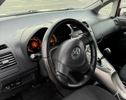 Червоний Тойота Ауріс, об'ємом двигуна 1.6 л та пробігом 238 тис. км за 5500 $, фото 1 на Automoto.ua