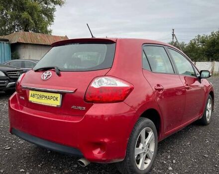 Красный Тойота Аурис, объемом двигателя 1.6 л и пробегом 299 тыс. км за 7990 $, фото 4 на Automoto.ua