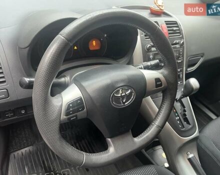 Красный Тойота Аурис, объемом двигателя 1.6 л и пробегом 104 тыс. км за 10500 $, фото 8 на Automoto.ua