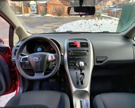 Червоний Тойота Ауріс, об'ємом двигуна 1.6 л та пробігом 110 тис. км за 10900 $, фото 3 на Automoto.ua