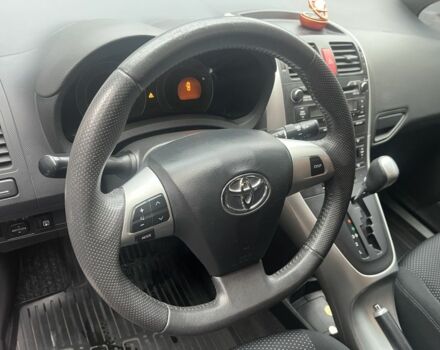 Красный Тойота Аурис, объемом двигателя 1.6 л и пробегом 104 тыс. км за 10500 $, фото 5 на Automoto.ua