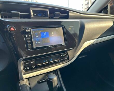 Красный Тойота Аурис, объемом двигателя 1.8 л и пробегом 178 тыс. км за 10200 $, фото 5 на Automoto.ua