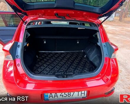 Красный Тойота Аурис, объемом двигателя 1.6 л и пробегом 107 тыс. км за 15000 $, фото 3 на Automoto.ua