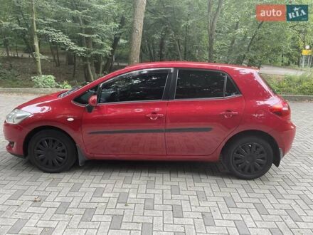 Красный Тойота Аурис, объемом двигателя 1.6 л и пробегом 313 тыс. км за 5300 $, фото 1 на Automoto.ua