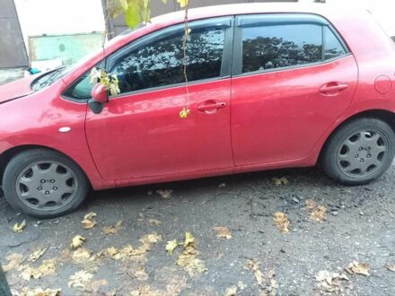 Красный Тойота Аурис, объемом двигателя 1.6 л и пробегом 130 тыс. км за 3300 $, фото 1 на Automoto.ua