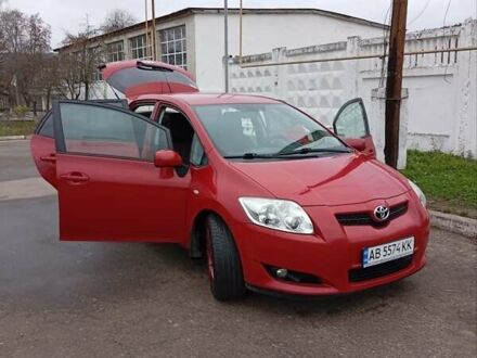 Красный Тойота Аурис, объемом двигателя 1.6 л и пробегом 98 тыс. км за 7300 $, фото 1 на Automoto.ua
