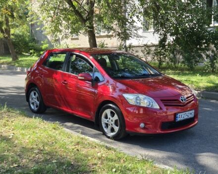 Червоний Тойота Ауріс, об'ємом двигуна 1.6 л та пробігом 147 тис. км за 8500 $, фото 1 на Automoto.ua