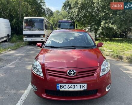 Красный Тойота Аурис, объемом двигателя 1.6 л и пробегом 113 тыс. км за 9500 $, фото 1 на Automoto.ua