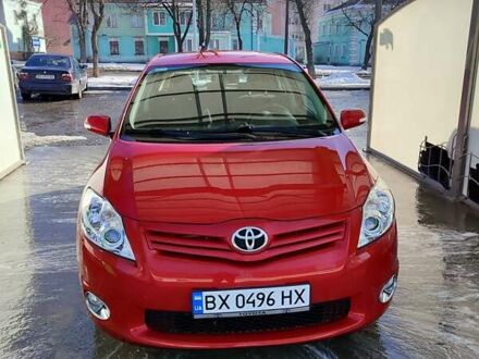 Красный Тойота Аурис, объемом двигателя 1.6 л и пробегом 118 тыс. км за 9299 $, фото 1 на Automoto.ua