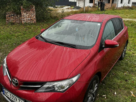 Красный Тойота Аурис, объемом двигателя 1.6 л и пробегом 129 тыс. км за 14000 $, фото 1 на Automoto.ua
