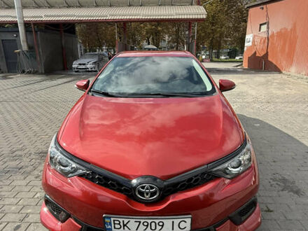 Тойота Аурис 2015 в Ровно на Automoto.ua Красный Тойота Аурис, объемом двигателя 1.8 л и пробегом 128 тыс. км за 11000 $, фото 1 на Automoto.ua