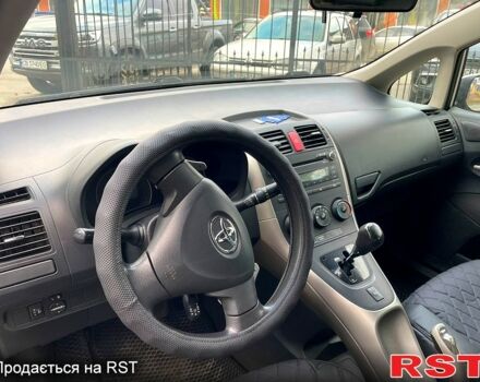Тойота Аурис, объемом двигателя 1.6 л и пробегом 166 тыс. км за 6300 $, фото 2 на Automoto.ua