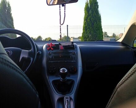 Тойота Аурис, объемом двигателя 1.4 л и пробегом 249 тыс. км за 6500 $, фото 2 на Automoto.ua