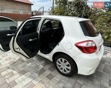 Тойота Аурис, объемом двигателя 1.36 л и пробегом 203 тыс. км за 7600 $, фото 6 на Automoto.ua