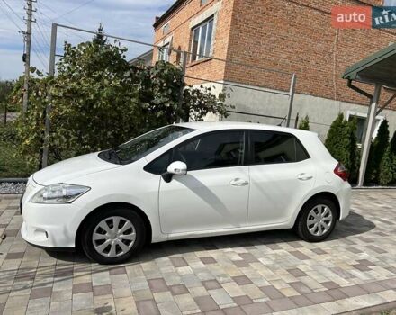 Тойота Аурис, объемом двигателя 1.36 л и пробегом 203 тыс. км за 7600 $, фото 5 на Automoto.ua