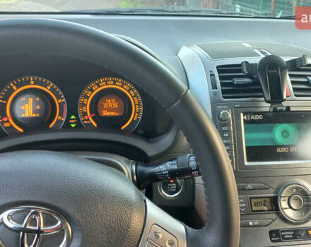 Серый Тойота Аурис, объемом двигателя 2 л и пробегом 318 тыс. км за 5300 $, фото 4 на Automoto.ua