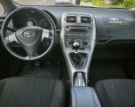 Сірий Тойота Ауріс, об'ємом двигуна 2 л та пробігом 300 тис. км за 5800 $, фото 6 на Automoto.ua