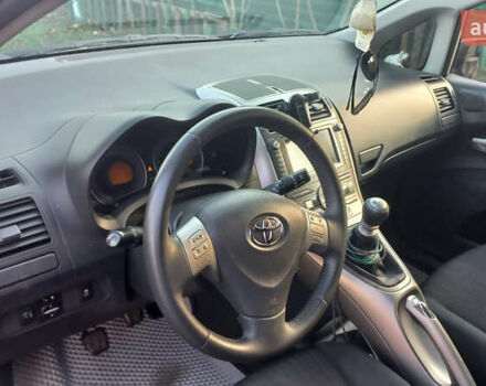 Серый Тойота Аурис, объемом двигателя 2 л и пробегом 318 тыс. км за 5300 $, фото 3 на Automoto.ua