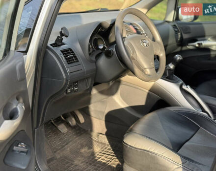 Серый Тойота Аурис, объемом двигателя 1.6 л и пробегом 265 тыс. км за 5800 $, фото 10 на Automoto.ua