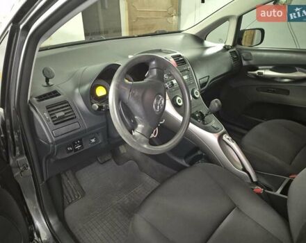 Серый Тойота Аурис, объемом двигателя 1.6 л и пробегом 184 тыс. км за 6900 $, фото 2 на Automoto.ua