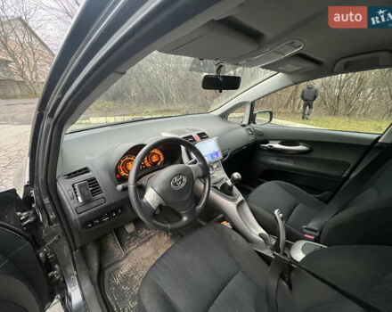 Серый Тойота Аурис, объемом двигателя 1.36 л и пробегом 282 тыс. км за 7200 $, фото 9 на Automoto.ua
