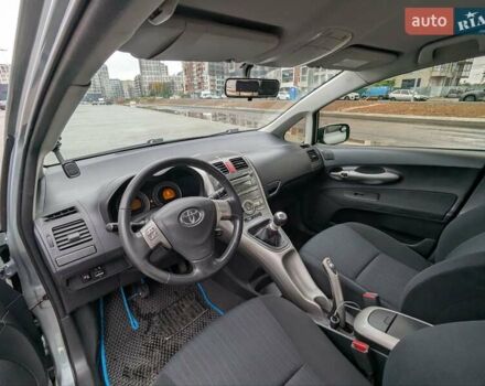 Серый Тойота Аурис, объемом двигателя 2 л и пробегом 250 тыс. км за 6900 $, фото 17 на Automoto.ua