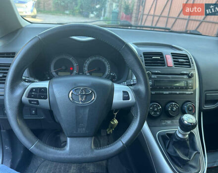 Сірий Тойота Ауріс, об'ємом двигуна 2 л та пробігом 153 тис. км за 7000 $, фото 1 на Automoto.ua