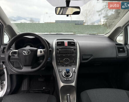 Сірий Тойота Ауріс, об'ємом двигуна 1.8 л та пробігом 215 тис. км за 9000 $, фото 18 на Automoto.ua