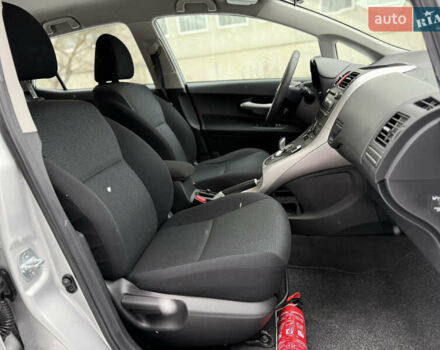 Сірий Тойота Ауріс, об'ємом двигуна 1.8 л та пробігом 215 тис. км за 9000 $, фото 27 на Automoto.ua