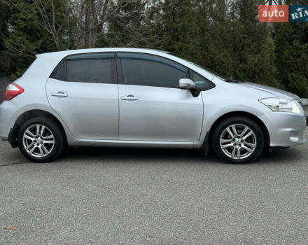 Серый Тойота Аурис, объемом двигателя 1.6 л и пробегом 263 тыс. км за 8900 $, фото 3 на Automoto.ua