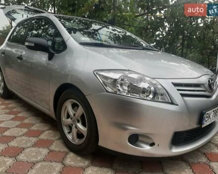 Серый Тойота Аурис, объемом двигателя 1.4 л и пробегом 152 тыс. км за 9000 $, фото 3 на Automoto.ua