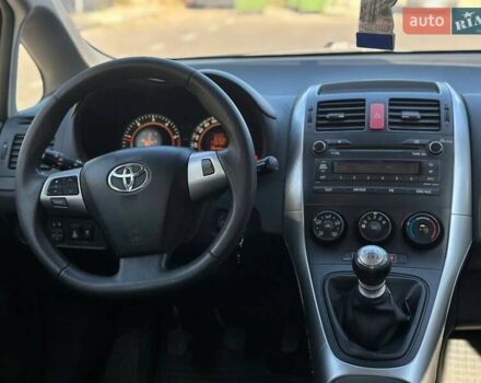 Серый Тойота Аурис, объемом двигателя 1.4 л и пробегом 200 тыс. км за 6999 $, фото 17 на Automoto.ua