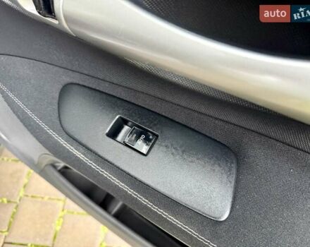 Сірий Тойота Ауріс, об'ємом двигуна 1.6 л та пробігом 89 тис. км за 9999 $, фото 45 на Automoto.ua