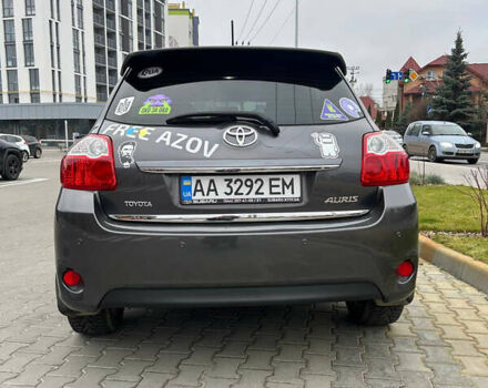 Сірий Тойота Ауріс, об'ємом двигуна 1.6 л та пробігом 244 тис. км за 10200 $, фото 2 на Automoto.ua
