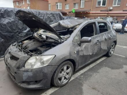 Серый Тойота Аурис, объемом двигателя 1.4 л и пробегом 295 тыс. км за 1999 $, фото 1 на Automoto.ua