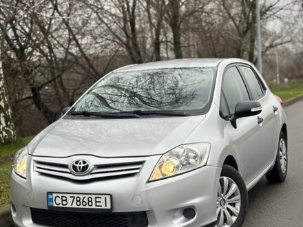 Серый Тойота Аурис, объемом двигателя 1.4 л и пробегом 240 тыс. км за 5950 $, фото 1 на Automoto.ua