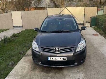 Сірий Тойота Ауріс, об'ємом двигуна 1.36 л та пробігом 144 тис. км за 9000 $, фото 1 на Automoto.ua