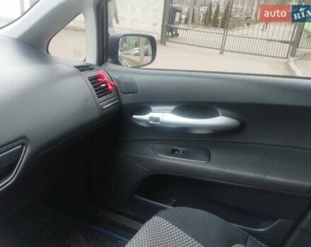 Синій Тойота Ауріс, об'ємом двигуна 2 л та пробігом 211 тис. км за 6800 $, фото 4 на Automoto.ua