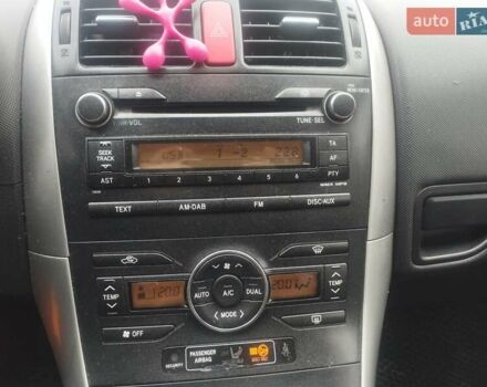 Синій Тойота Ауріс, об'ємом двигуна 2 л та пробігом 211 тис. км за 6800 $, фото 2 на Automoto.ua