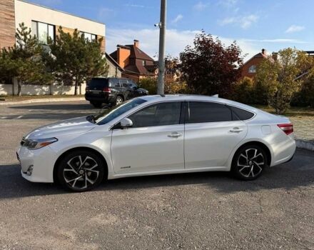 Белый Тойота Авалон, объемом двигателя 2.49 л и пробегом 242 тыс. км за 16500 $, фото 1 на Automoto.ua