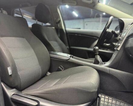 Черный Тойота Авенсис Версо, объемом двигателя 2 л и пробегом 303 тыс. км за 10000 $, фото 13 на Automoto.ua