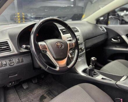 Черный Тойота Авенсис Версо, объемом двигателя 2 л и пробегом 303 тыс. км за 10000 $, фото 7 на Automoto.ua