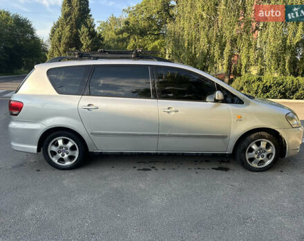 Сірий Тойота Авенсіс Версо, об'ємом двигуна 2 л та пробігом 250 тис. км за 5100 $, фото 4 на Automoto.ua