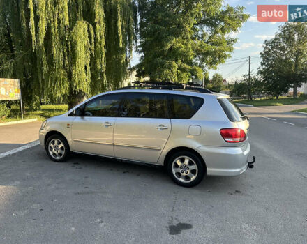 Сірий Тойота Авенсіс Версо, об'ємом двигуна 2 л та пробігом 250 тис. км за 5100 $, фото 1 на Automoto.ua