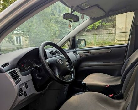 Серый Тойота Авенсис Версо, объемом двигателя 2 л и пробегом 395 тыс. км за 5250 $, фото 1 на Automoto.ua